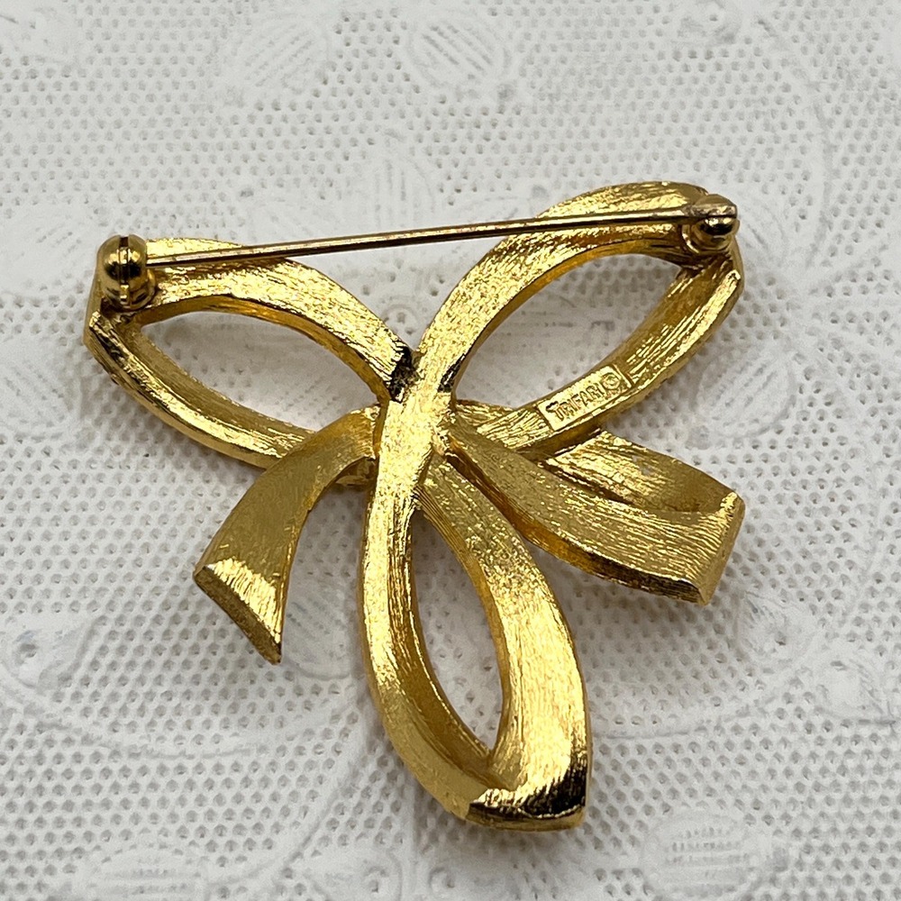 Vintage Crown Trifari Gold Tone Textured Studded Bow Ribbon Pin Brooch - Picture 9 of 12